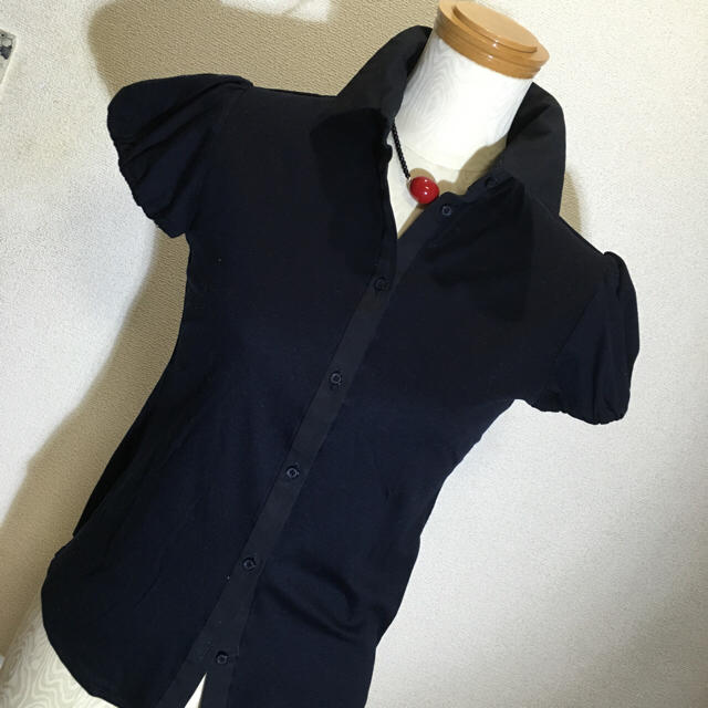 UNTITLED(アンタイトル)のアンタイトル 紺 美品 レディースのトップス(シャツ/ブラウス(半袖/袖なし))の商品写真