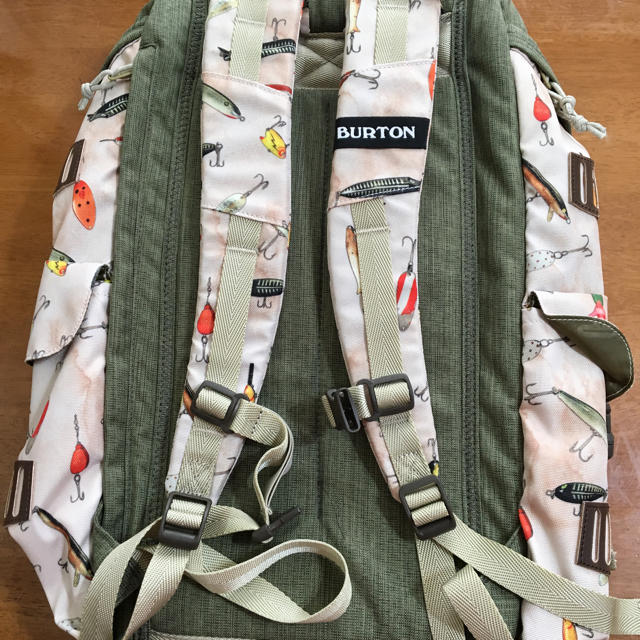 BURTON(バートン)のBURTON リュックサック 新品 ルアー柄 メンズのバッグ(バッグパック/リュック)の商品写真