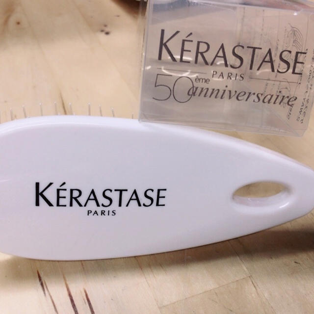 KERASTASE(ケラスターゼ)のシャンプーブラシ コスメ/美容のヘアケア/スタイリング(ヘアブラシ/クシ)の商品写真