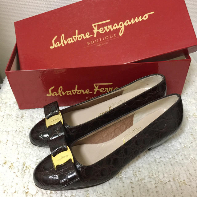 Salvatore Ferragamo(サルヴァトーレフェラガモ)のサルヴァトーレ フェラガモ VARA クロコ型押し 5C レディースの靴/シューズ(ハイヒール/パンプス)の商品写真