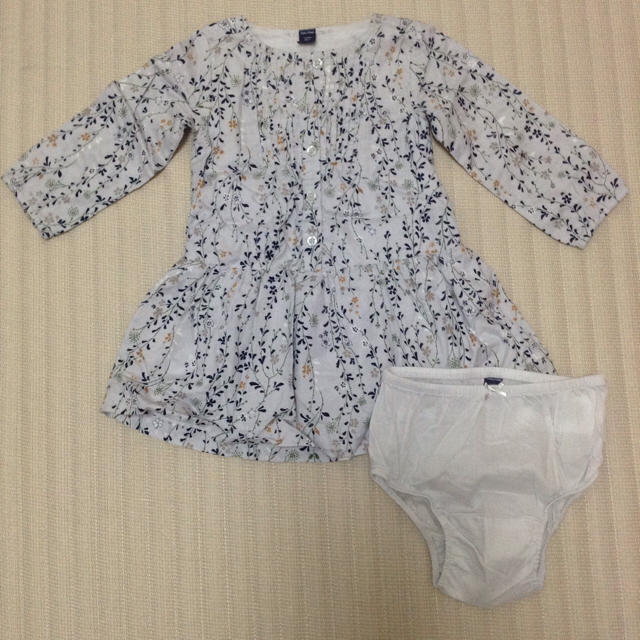 babyGAP(ベビーギャップ)のbabyGap 長袖ワンピース 小花柄 90cm キッズ/ベビー/マタニティのキッズ服女の子用(90cm~)(ワンピース)の商品写真