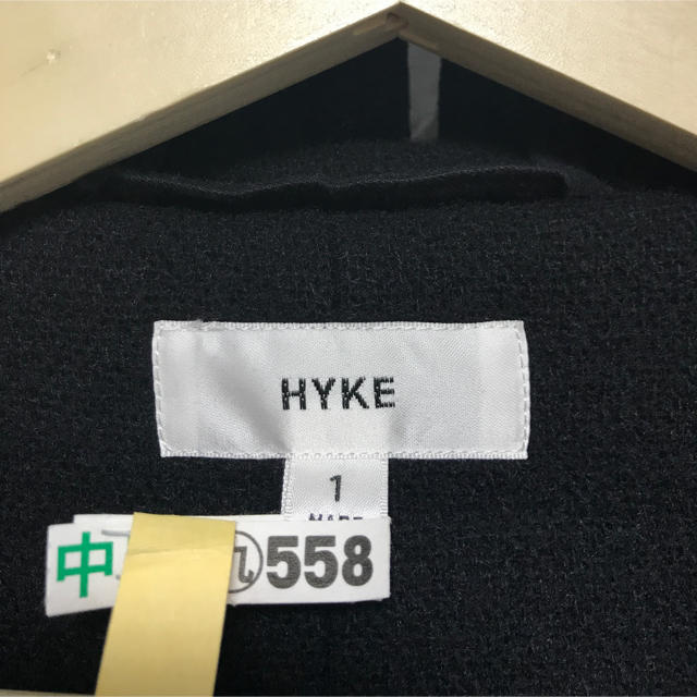 HYKE(ハイク)のHYKE  黒ダッフルコート  白トグル レディースのジャケット/アウター(ダッフルコート)の商品写真