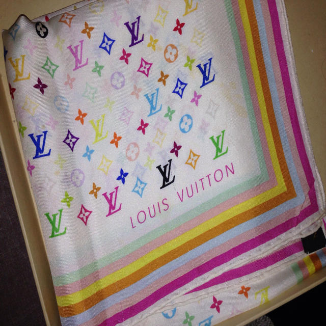 LOUIS VUITTON(ルイヴィトン)のヴィトン♡マルチカラー♡スカーフ♡ レディースのファッション小物(バンダナ/スカーフ)の商品写真