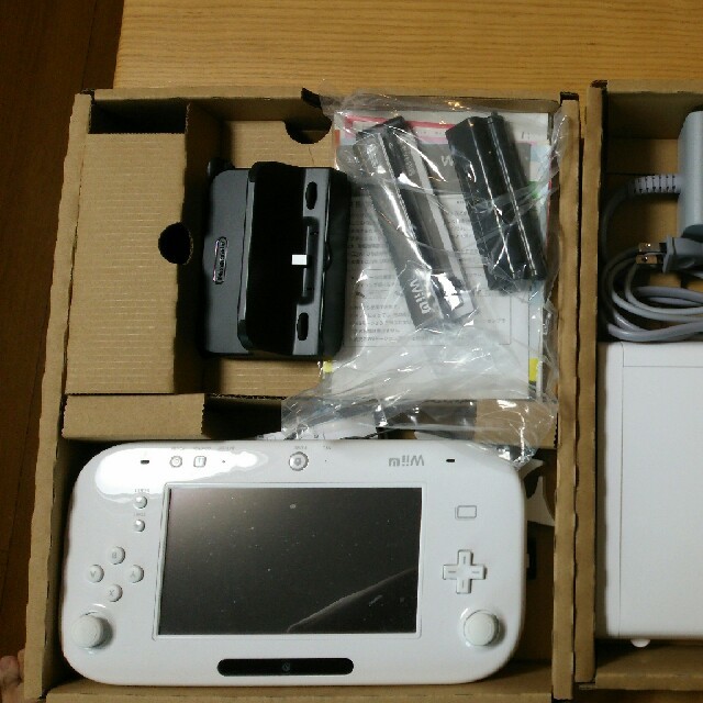 Wii U(ウィーユー)のmimi様専用　Wii U すぐに遊べるファミリープレミアムセット  白３２G エンタメ/ホビーのゲームソフト/ゲーム機本体(家庭用ゲーム機本体)の商品写真