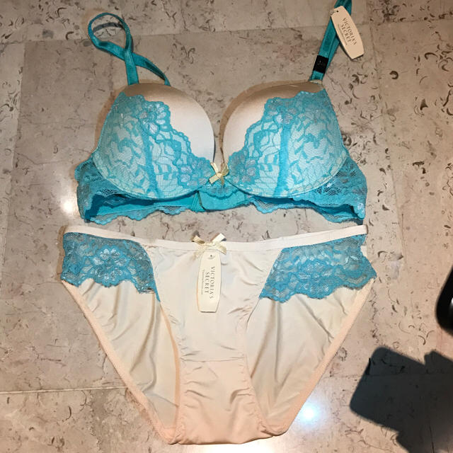 Victoria's Secret(ヴィクトリアズシークレット)のビクシー 新品ブラ/ショーツセット♡ レディースの下着/アンダーウェア(ブラ&ショーツセット)の商品写真