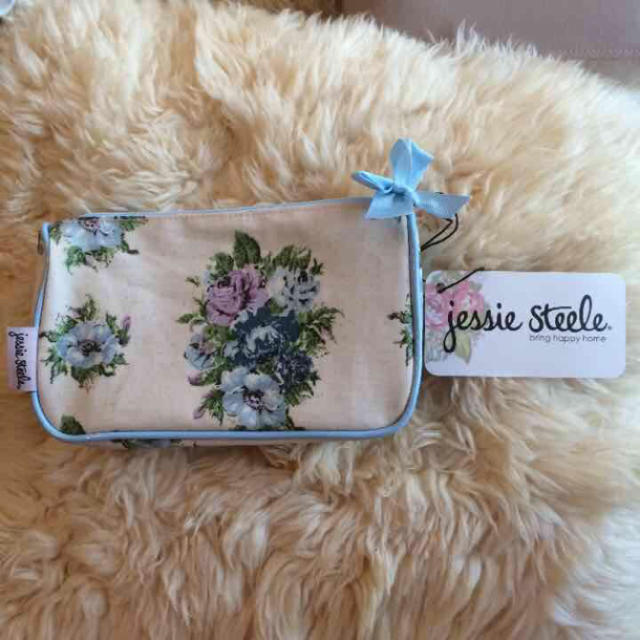 Jessie Steele(ジェシースティール)のJessie Steele 新品 花柄 ポーチ ジェシースティール レディースのファッション小物(ポーチ)の商品写真