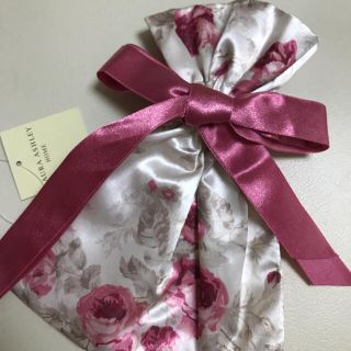 ローラアシュレイ(LAURA ASHLEY)のm-k様♡新品♡タグ付き♡ローラアシュレイ♡サテンバッグS♡ロージズ(ポーチ)