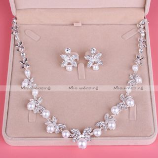 ✿ウェディング・二点セット✿ネックレス・ピアス✿蝶々(ウェディングドレス)