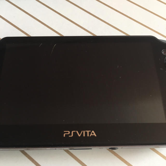 PlayStation Vita(プレイステーションヴィータ)のpsvita 1000 ジャンク ケース付き エンタメ/ホビーのゲームソフト/ゲーム機本体(携帯用ゲーム機本体)の商品写真