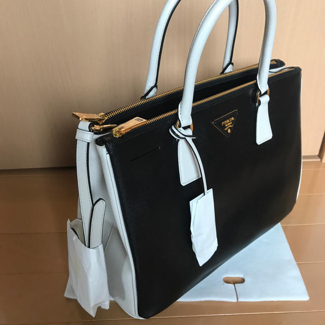 良好寄り????PRADA????スタイリッシュなバイカラー☆たっぷり容量2wayバッグ