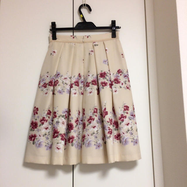 LAISSE PASSE(レッセパッセ)のクラシカルフラワーパネルスカート レディースのスカート(ひざ丈スカート)の商品写真