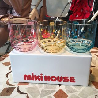 ミキハウス(mikihouse)の【送料込】ミキハウス プラスチックコップ3色セット(グラス/カップ)